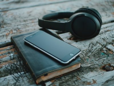 4 Best Apps You Can Use To Listen To Your Favorite Podcasts UAE