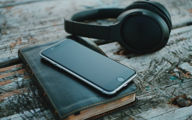 4 Best Apps You Can Use To Listen To Your Favorite Podcasts UAE